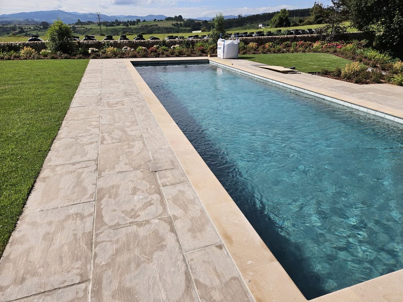 Gran piscina construida por Rece Pools SL