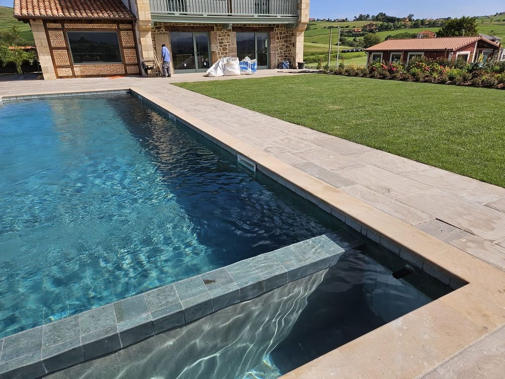 Piscina con spa integrado