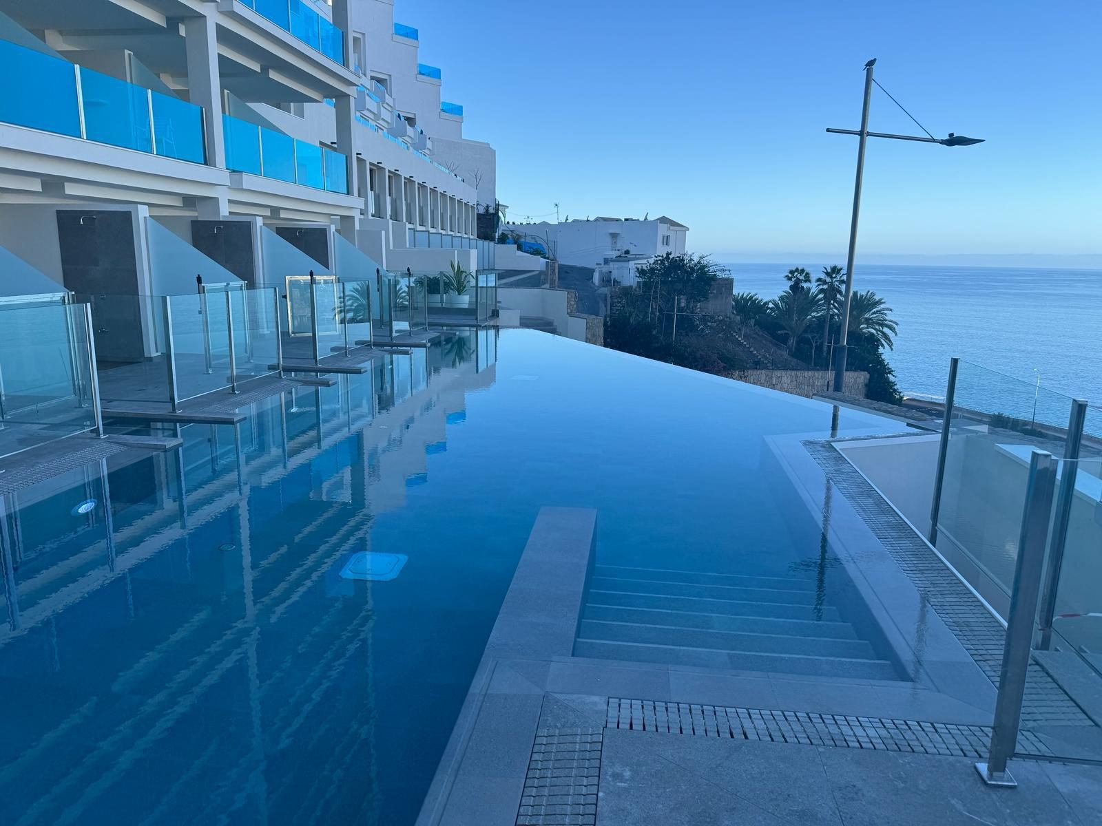 Piscina infinity con vistas al mar