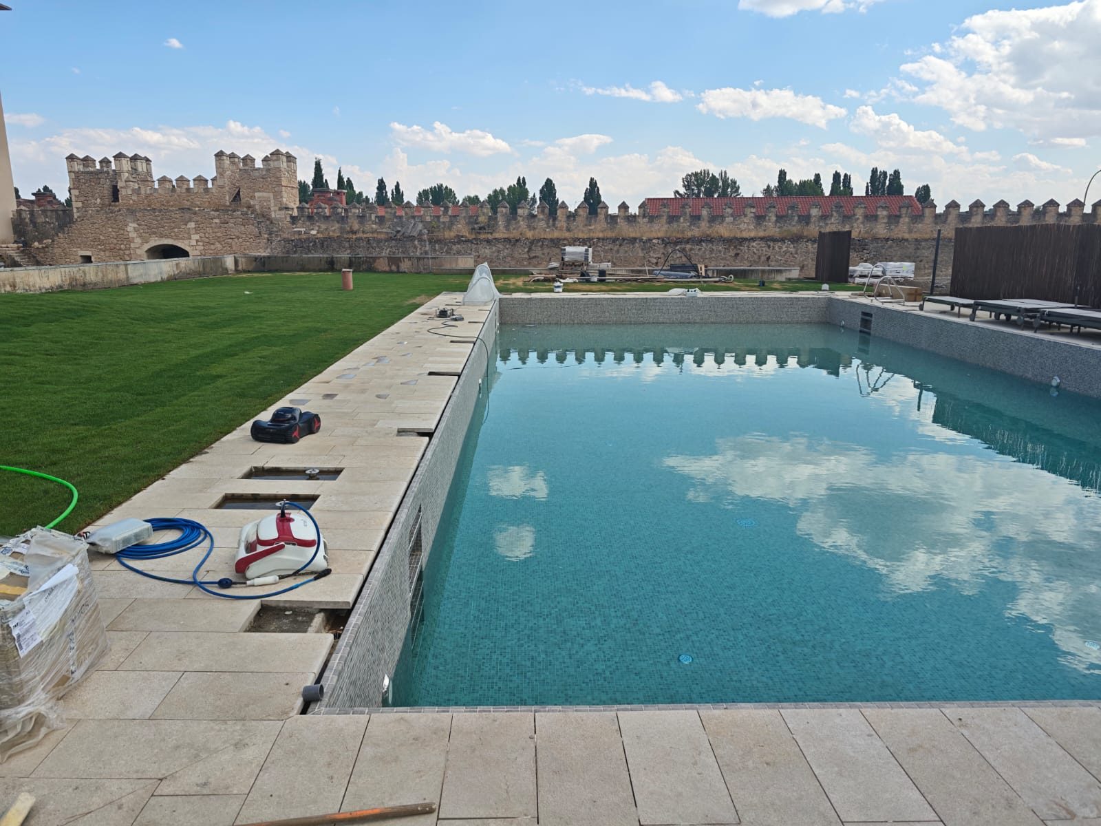 Gran piscina exterior junto a muralla