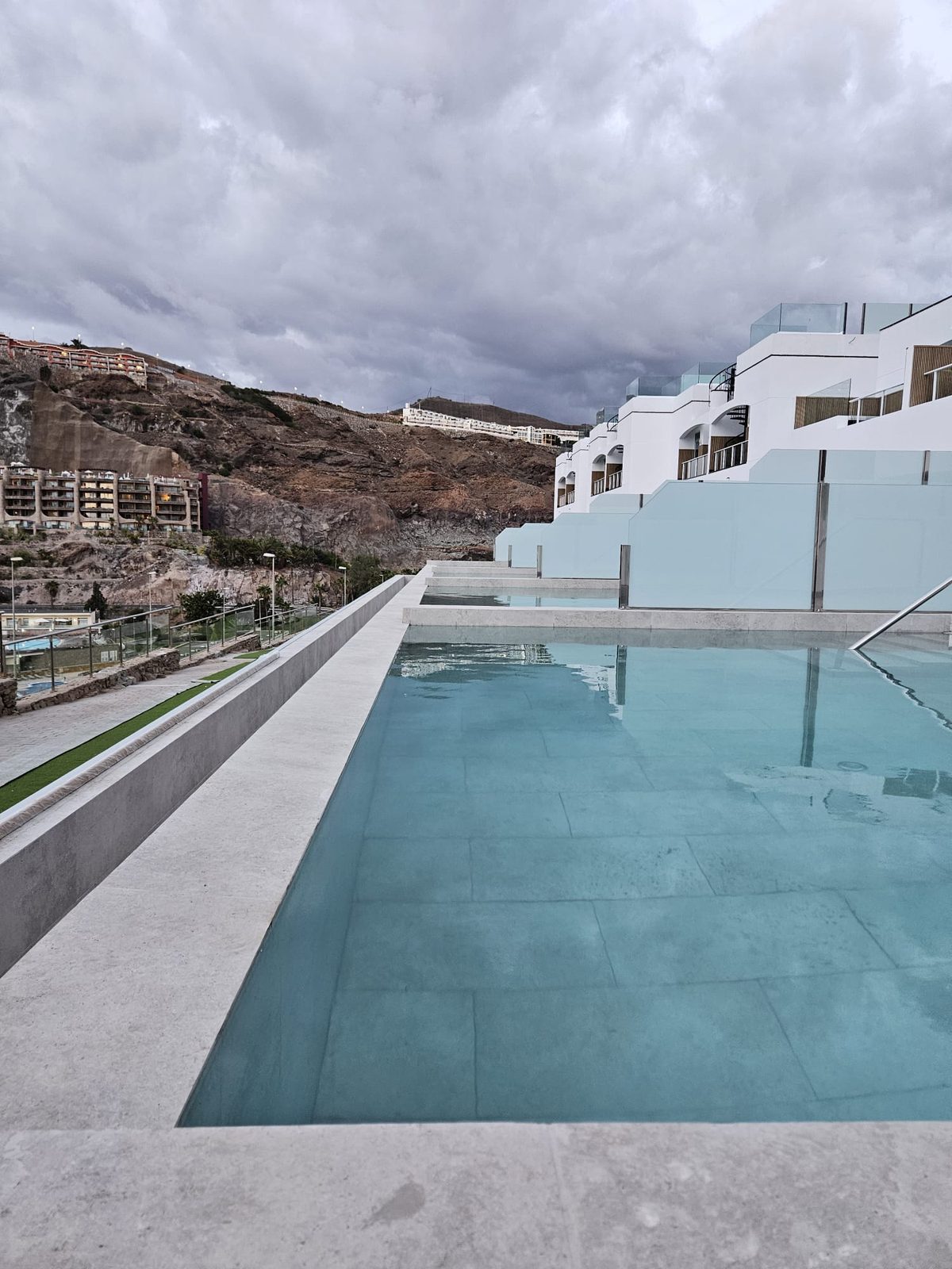 Piscina infinity con vistas a la ciudad