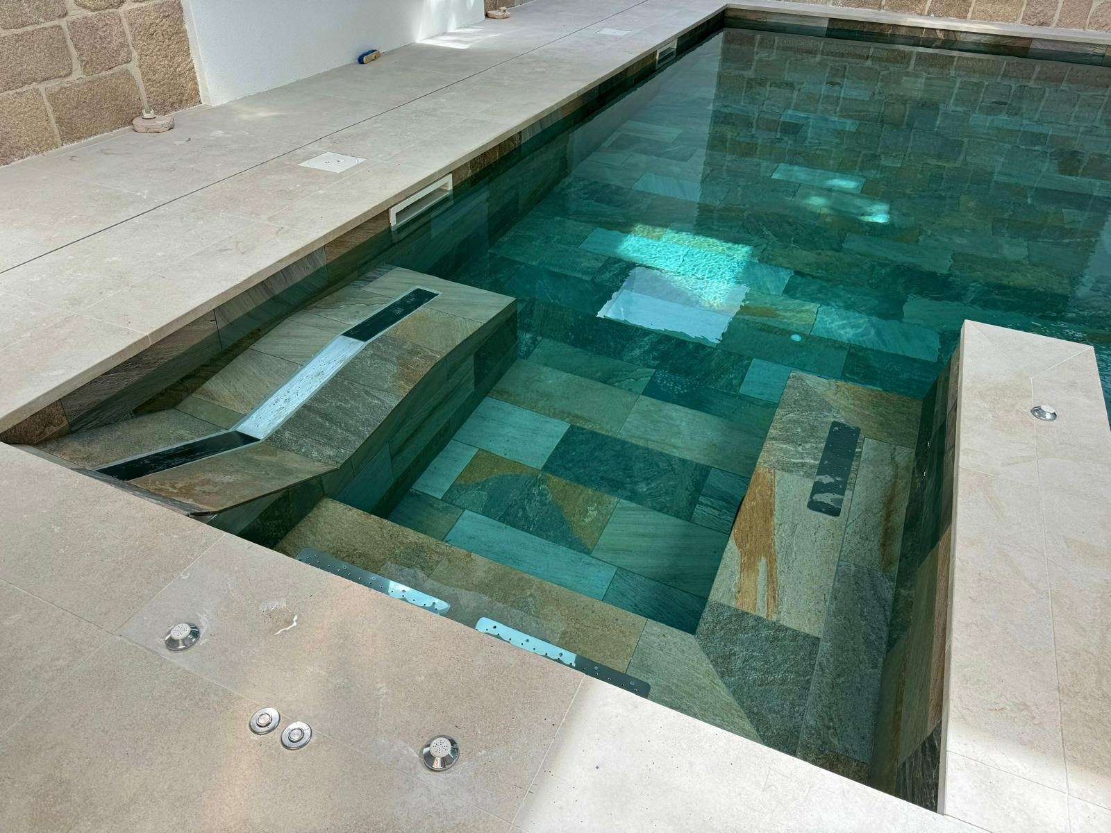 Spa interior con escalones de gresite