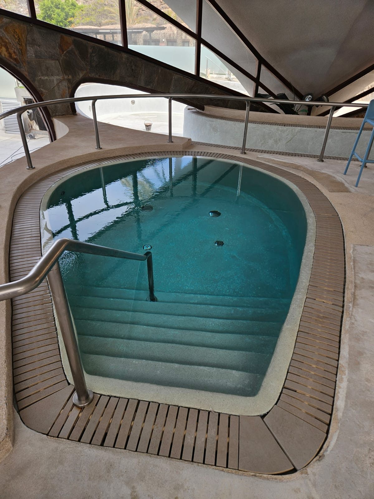 Spa interior cubierto con estructura acristalada