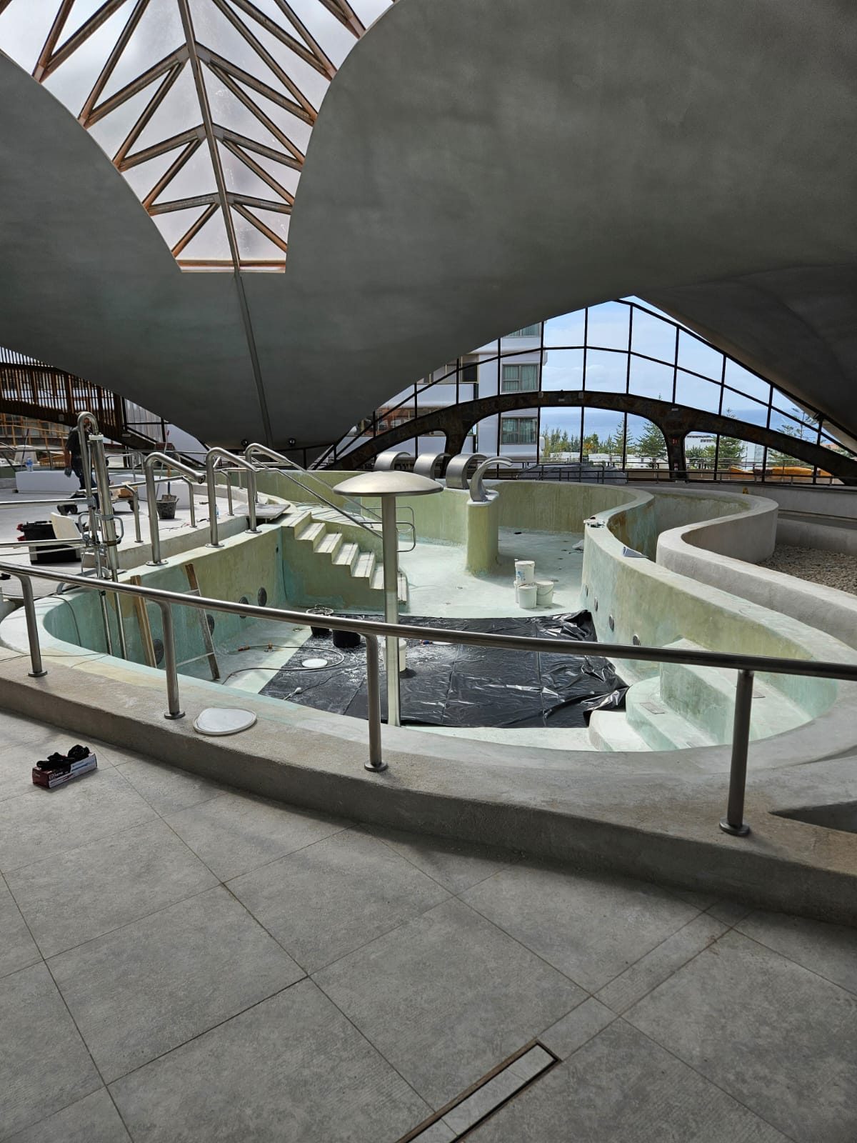 Spa interior cubierto con cubierta geométrica
