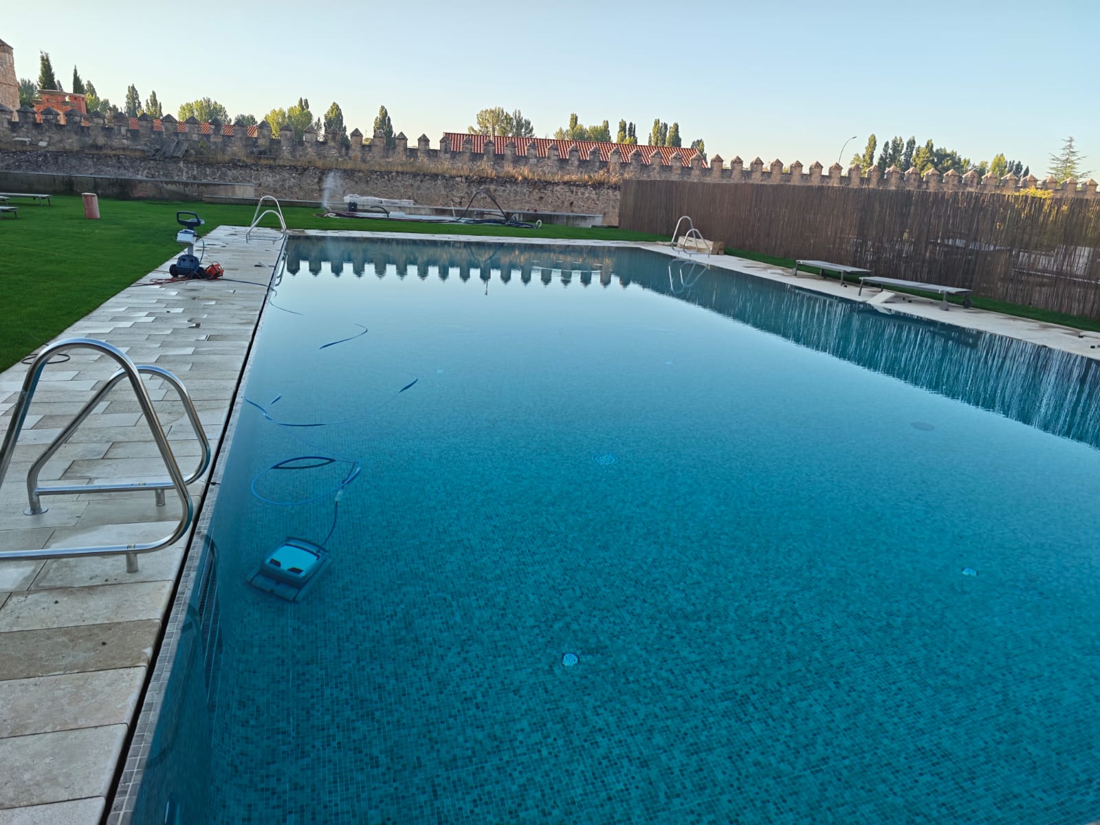 Piscina de gran formato en gresite azul