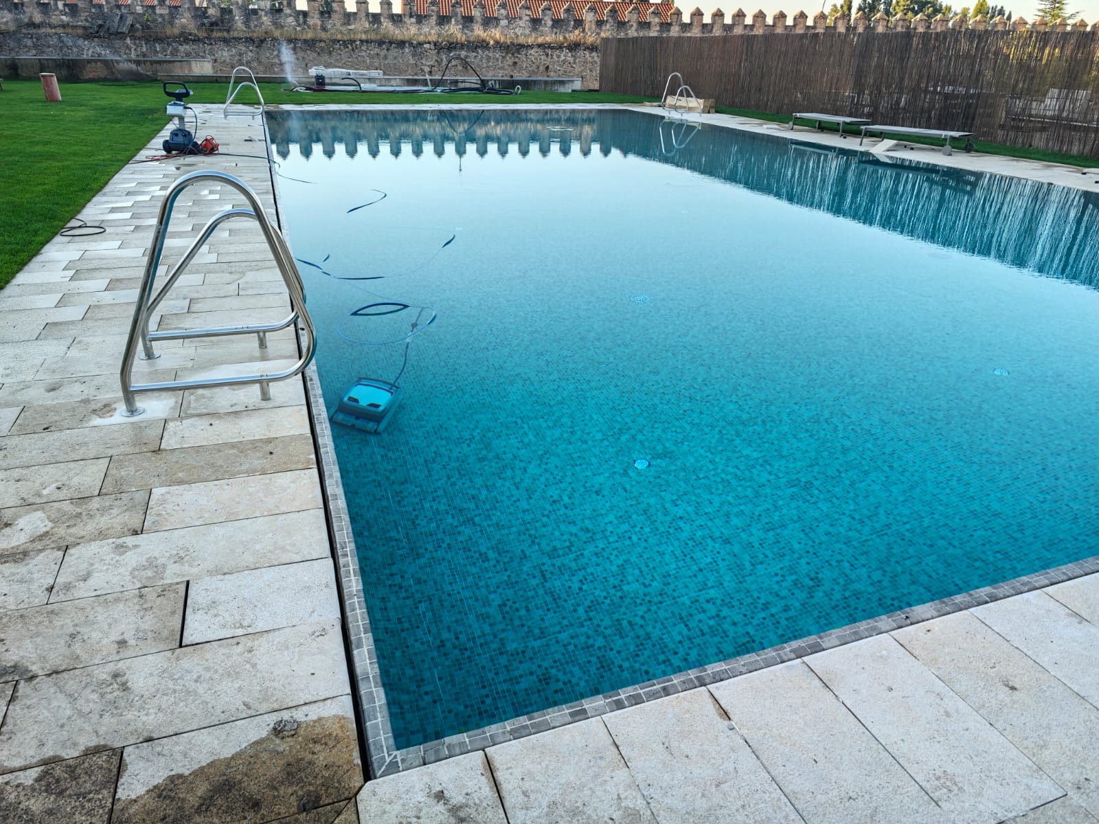 Acabado desbordante y coronación de la piscina