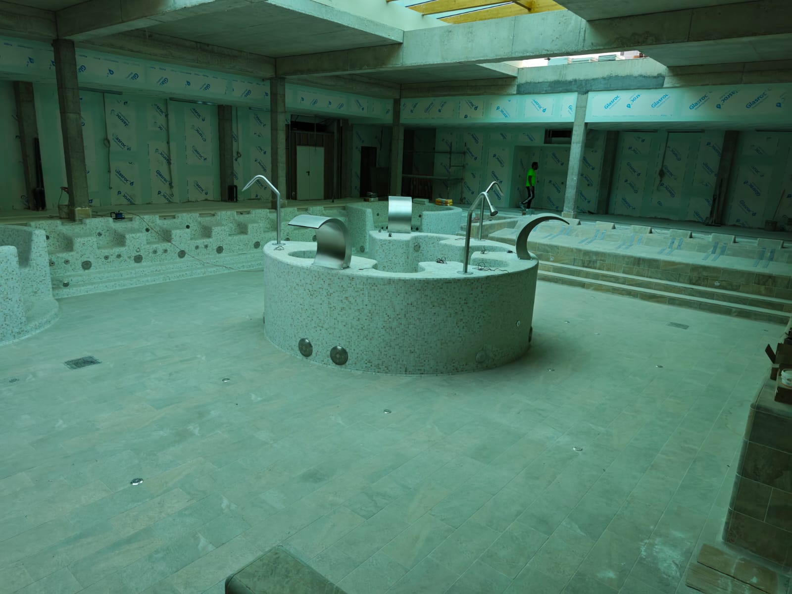 Vaso de spa circular en gresite con láminas de agua
