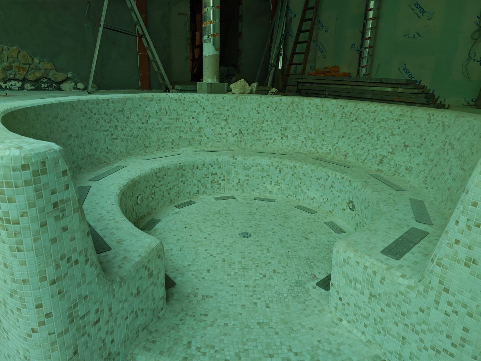 Detalle de gresite y lámina de agua del spa