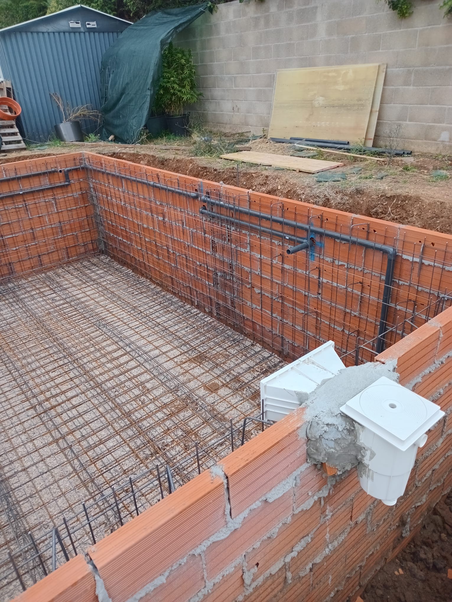 Ejecución de la estructura de la piscina preparada para el gunitado