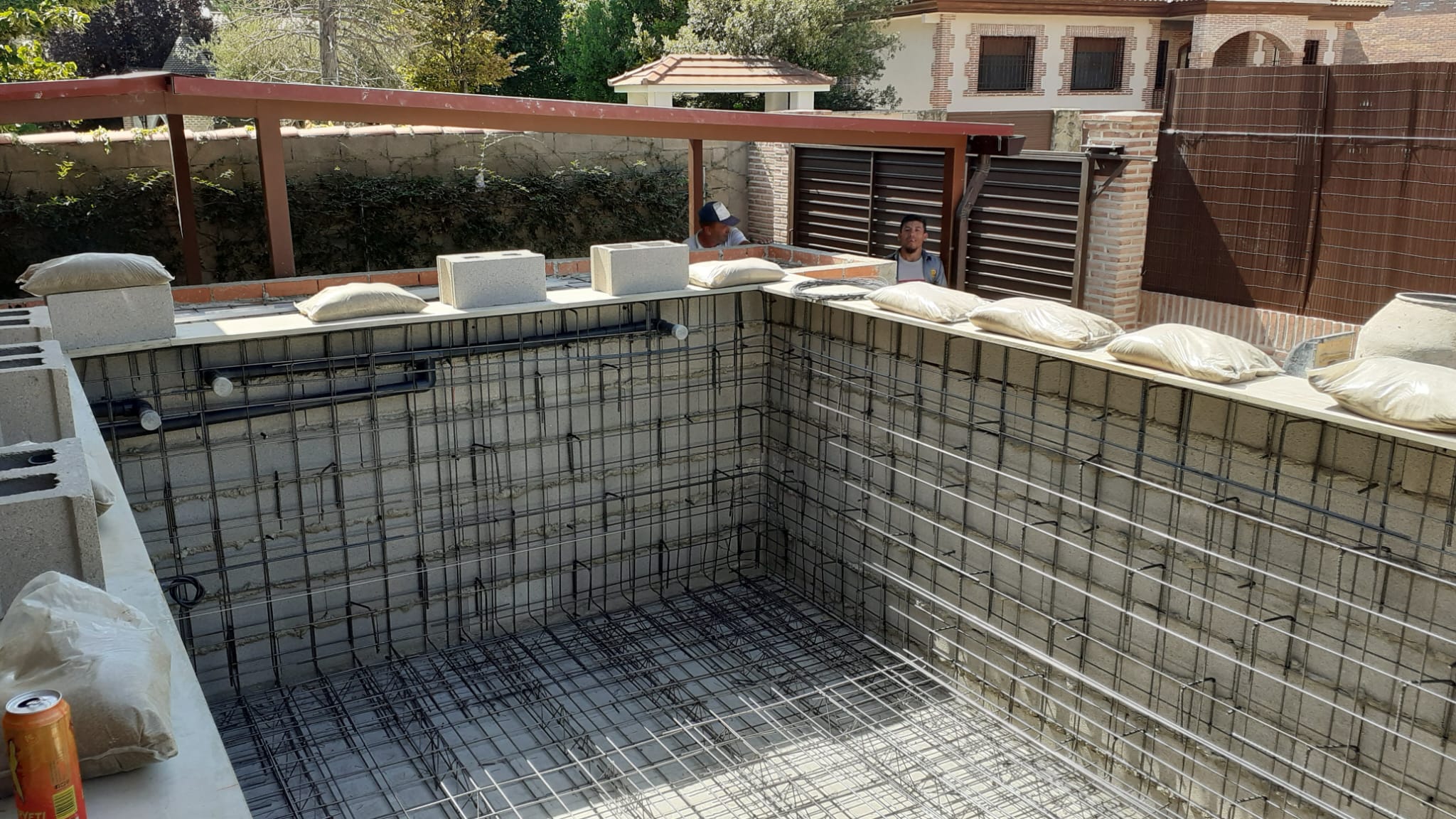 Ejecución de la estructura de la piscina preparada para el gunitado