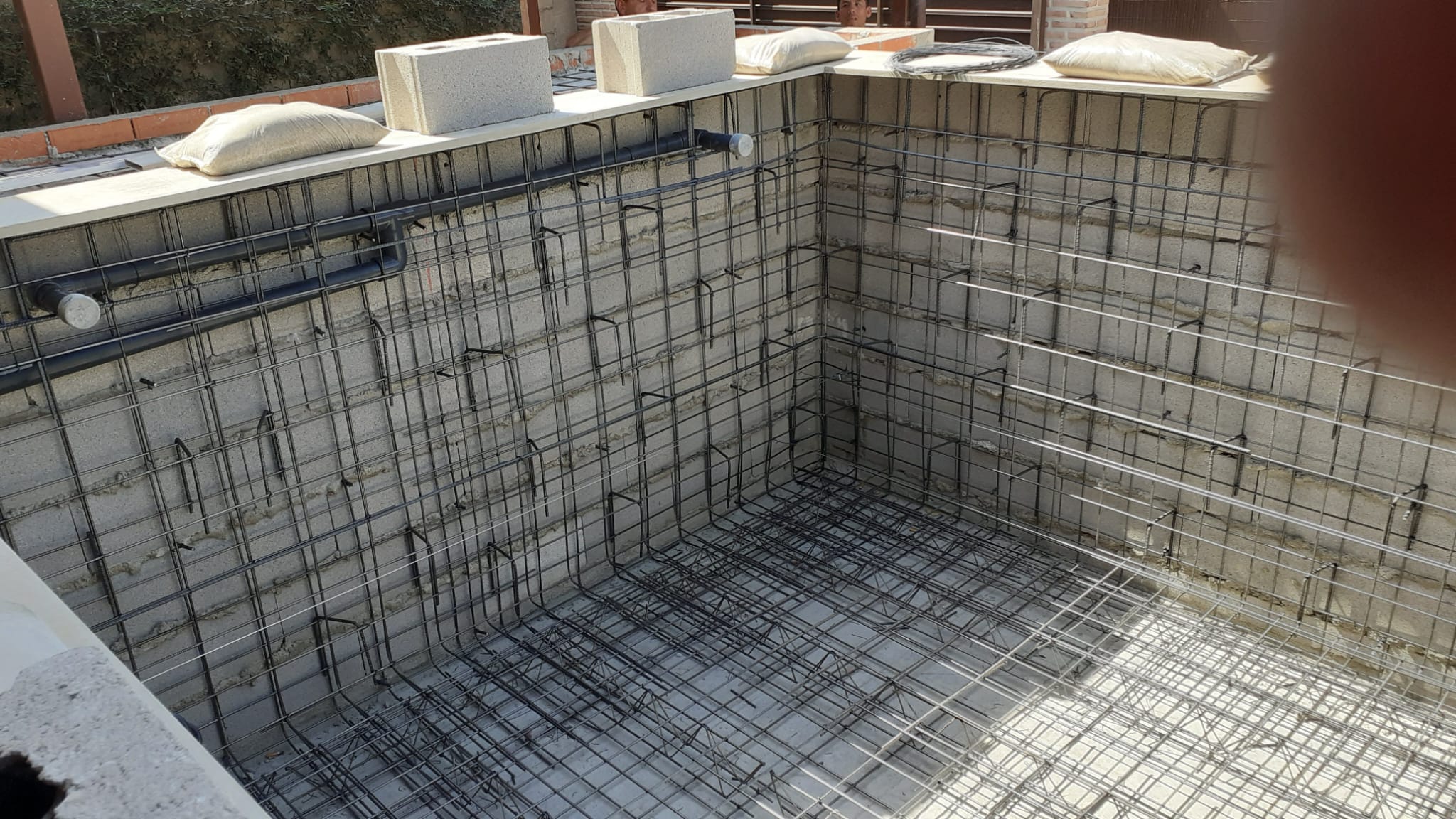 Ejecución de la estructura de la piscina preparada para el gunitado