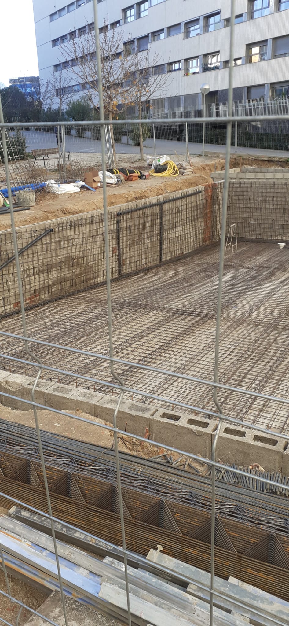 Ejecución de la estructura de la piscina preparada para el gunitado
