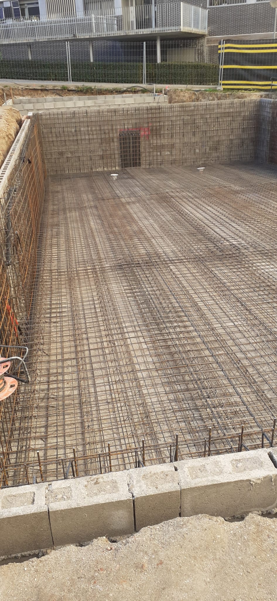 Ejecución de la estructura de la piscina preparada para el gunitado