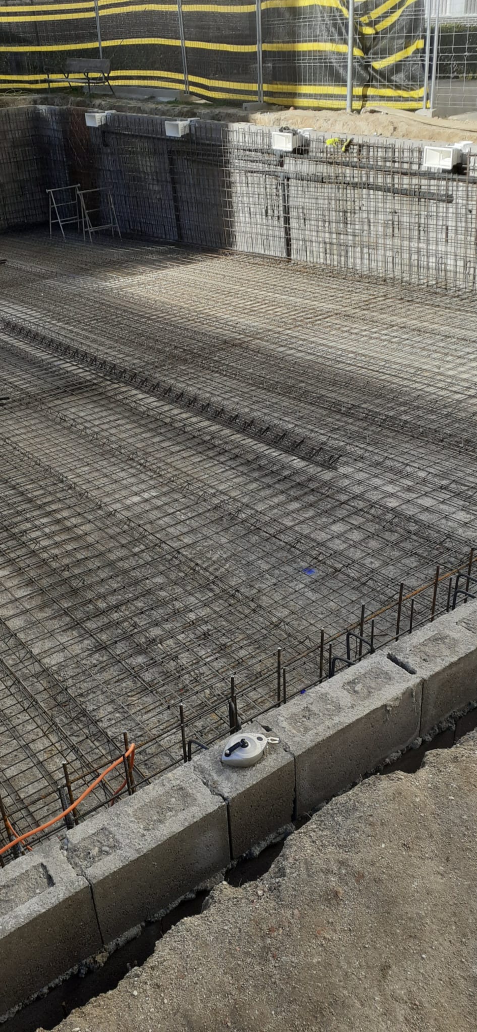 Ejecución de la estructura de la piscina preparada para el gunitado