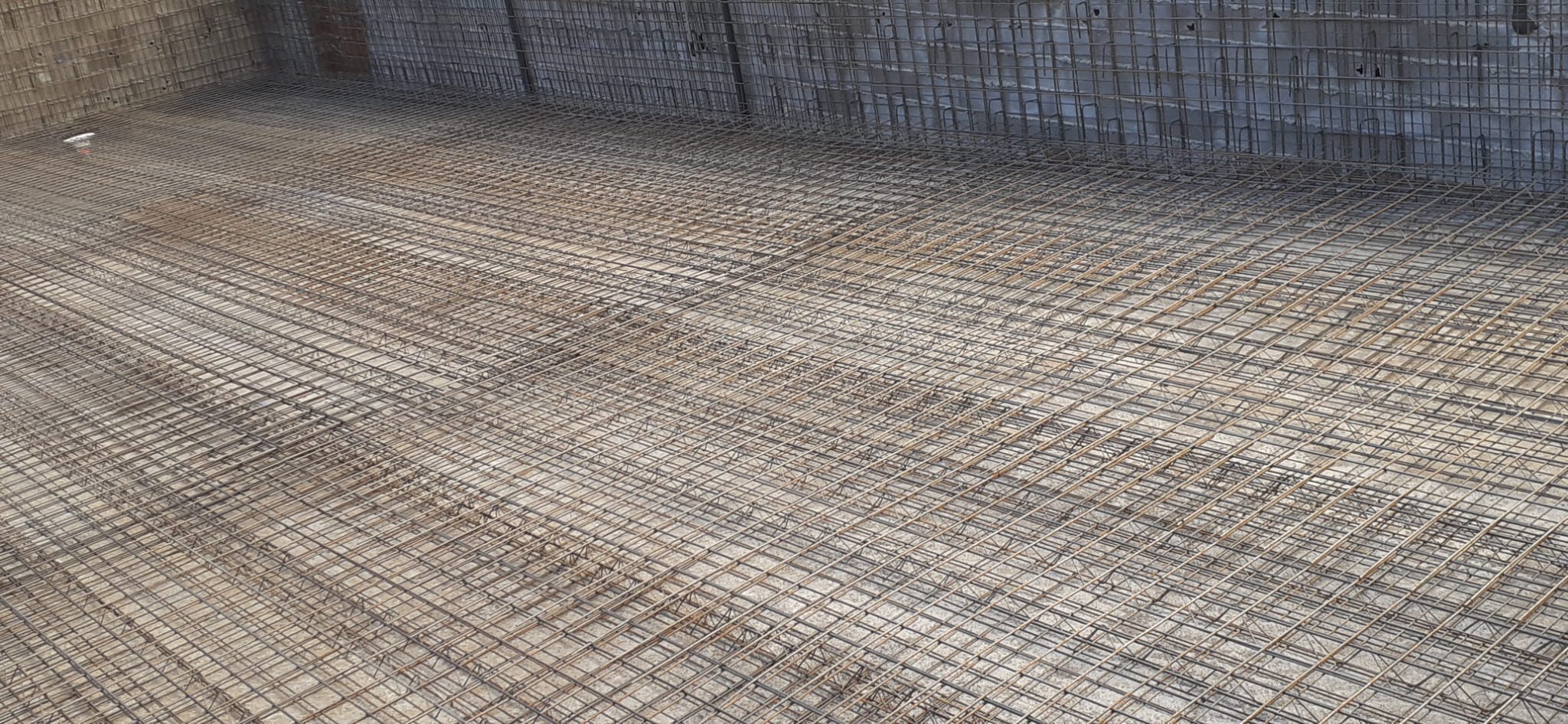 Ejecución de la estructura de la piscina preparada para el gunitado