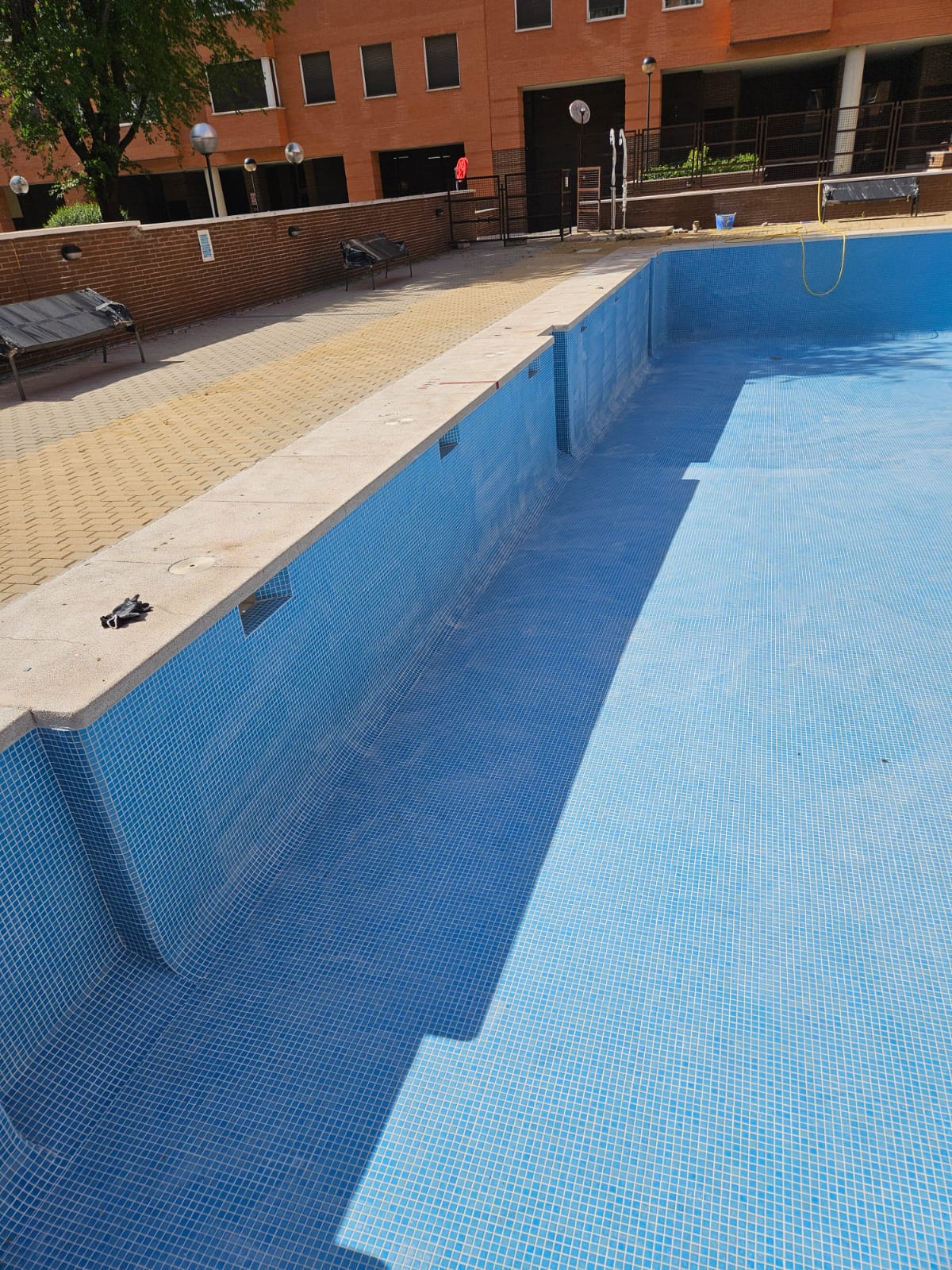 Piscina comunitaria en Vicálvaro con revestimiento en piedra natural