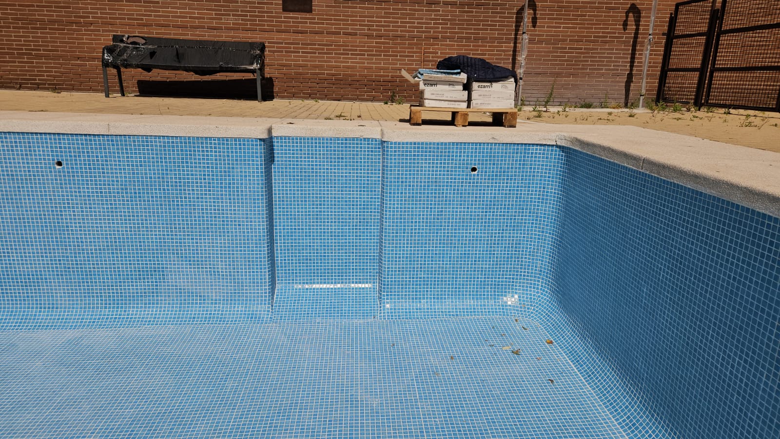 Piscina comunitaria en Vicálvaro con revestimiento en piedra natural